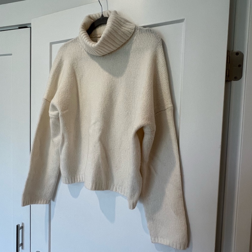 Abercrombie Turtleneck Sweater (Size Small, Off-White Color) - Picture 4 of 7
